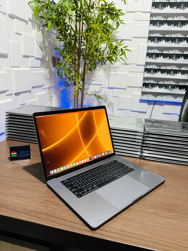Apple MacBook Pro 2019 - Intel Core i9 - 500GB SSD - 32GB RAM - 4GB